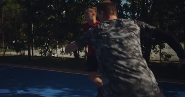 Vänner Tränar Basket Slow Motion Kamera Som Spelare — Stockvideo