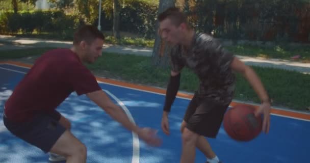 Empat Teman Muda Bermain Basket Hari Yang Cerah — Stok Video