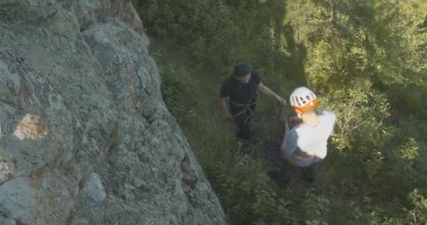 Mann Bereitet Das Mädchen Auf Das Klettern Den Felsen Vor — Stockvideo