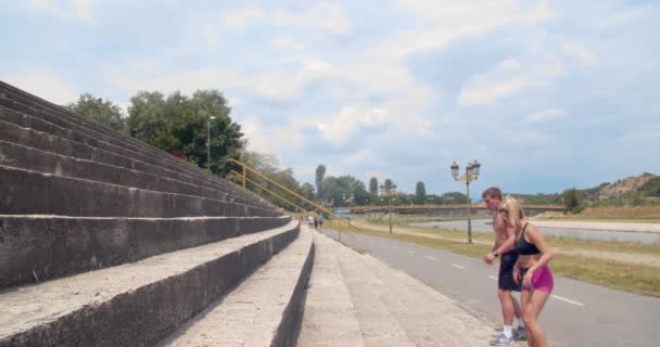 Pareja Joven Saltando Las Escaleras — Vídeo de stock