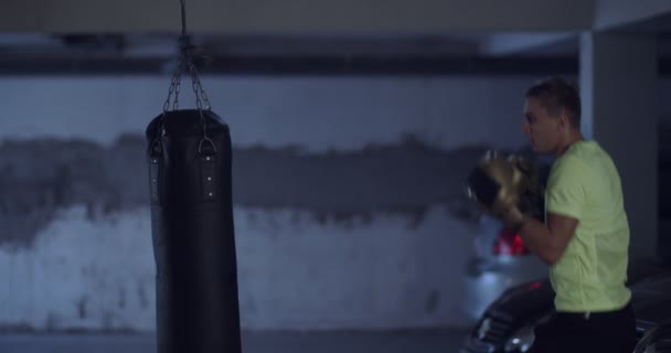 Man Boxare Slår Stor Boxningssäck Boxningsstudio Man Boxare Utbildning Hårt — Stockvideo