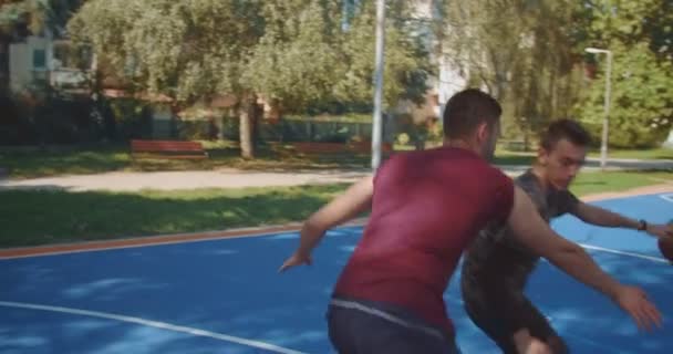 Quatre Jeunes Amis Jouant Basket Par Une Journée Ensoleillée — Video