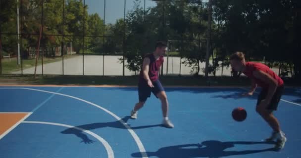 Чотири Молодих Друзі Грають Баскетбол Сонячний День — стокове відео