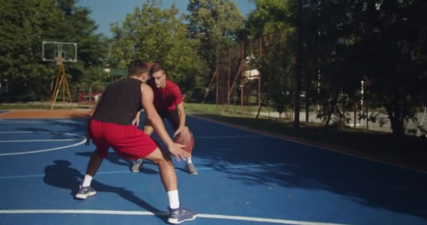 Amici Che Giocano Basket Macchina Fotografica Come Giocatore Lento — Video Stock