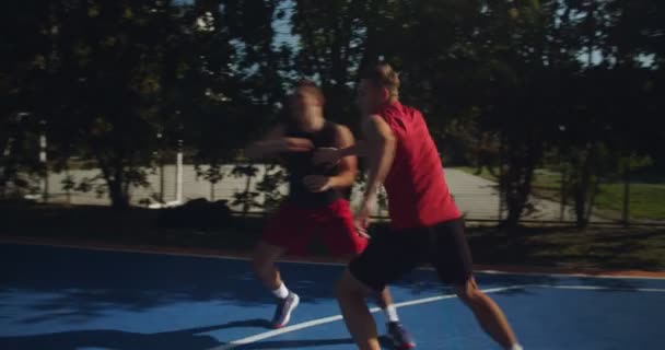 Vänner Spelar Basket Planen Solig Dag Kamera Som Spelare — Stockvideo