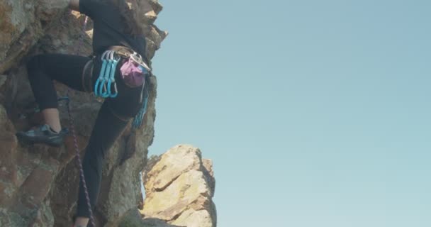 Dağlarda Güneşli Bir Günde Kayalardan Inen Kız — Stok video