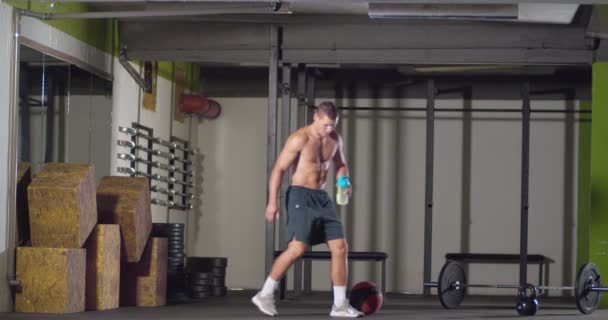 Fitness Muž Školení Crossfit Tělocvičně — Stock video