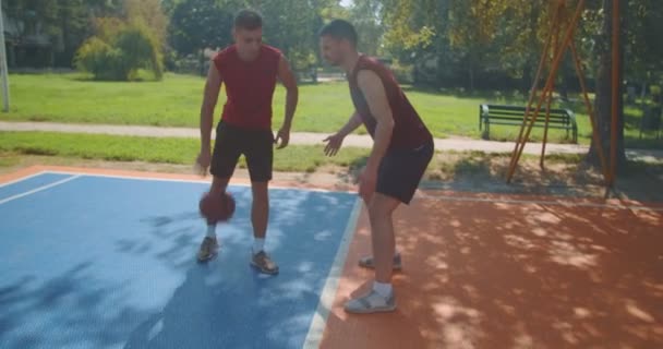 Fyra Unga Vänner Spelar Basket Solig Dag — Stockvideo