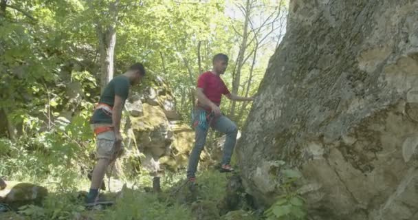 Hombres Preparándose Para Comenzar Subida — Vídeo de stock