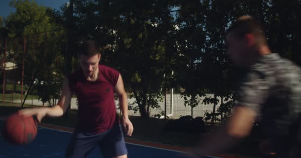 Cuatro Jóvenes Amigos Jugando Baloncesto Día Soleado — Vídeos de Stock