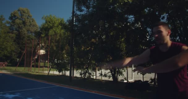 Junge Freunde Spielen Einem Sonnigen Tag Basketball — Stockvideo