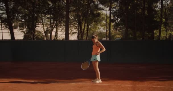 年轻的女运动员白天打网球 — 图库视频影像