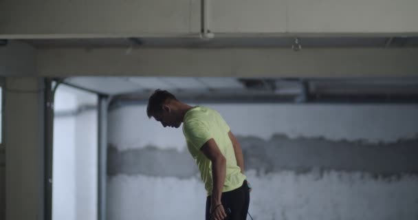 Boxeur Masculin Entraînement Dur Dans Salle Gym — Video