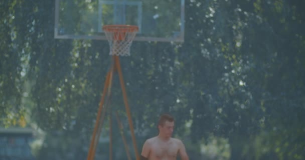 Weteran Koszykarz Odbijając Obracając Piłkę Przed Grą — Wideo stockowe