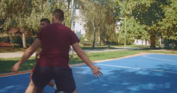 Fyra Unga Vänner Spelar Basket Solig Dag — Stockvideo