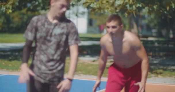 Amigos Jugando Baloncesto Partido Sol Hora Verano — Vídeos de Stock