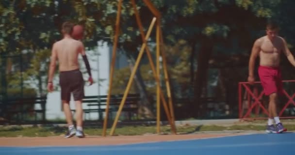 Przyjaciele Grający Koszykówkę Słońcu Czas Letni — Wideo stockowe