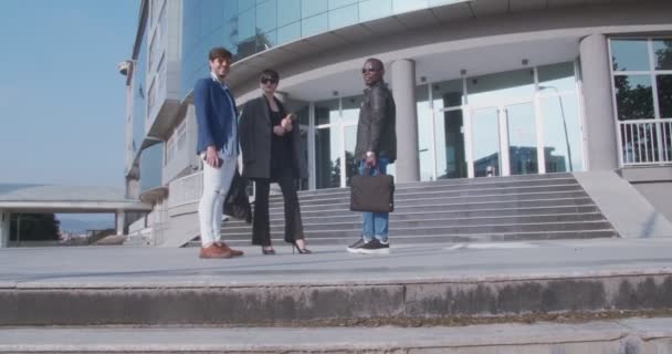 Junges Multikulturelles Geschäftsteam Diskutiert Einem Sonnigen Tag Außerhalb Des Büros — Stockvideo