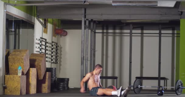 Мужчина Тренируется Тренажерном Зале — стоковое видео