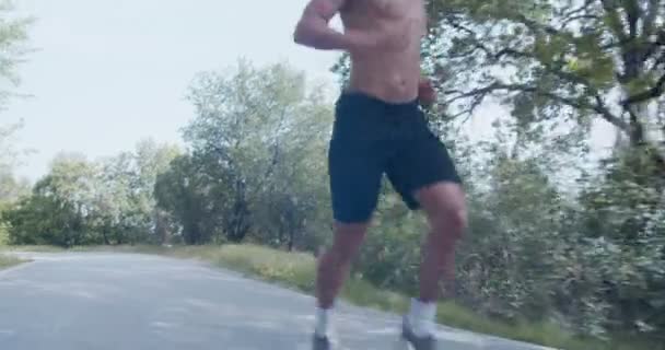Hombre Corriendo Solo Bosque Durante Día — Vídeo de stock