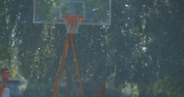 Veteran Basketballspieler Hüpft Und Dreht Den Ball Vor Dem Spiel — Stockvideo