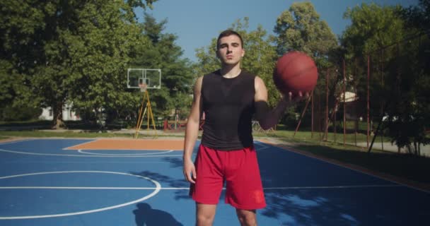 Veterano Jugador Baloncesto Rotando Pelota Antes Del Juego — Vídeo de stock