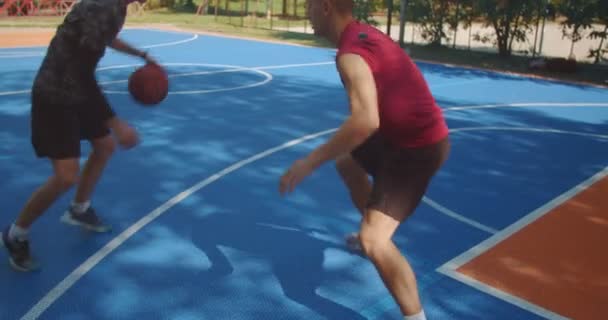 Fire Unge Venner Som Spiller Basketball Solrik Dag – stockvideo