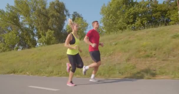 Mladý Běžecký Pár Jogging Asfaltové Cestě Parku — Stock video