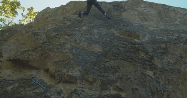 Junges Mädchen Steigt Einem Sonnigen Tag Vom Felsen Herab — Stockvideo