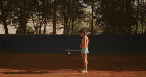 年轻的女运动员白天打网球 — 图库视频影像