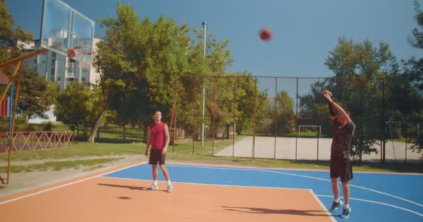 Amigos Calentándose Para Partido Baloncesto Verano Sol — Vídeos de Stock