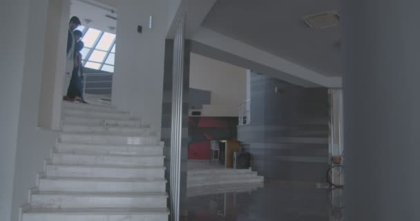 Multikulturelles Geschäftsteam Spricht Über Ein Projekt Und Geht Die Treppe — Stockvideo