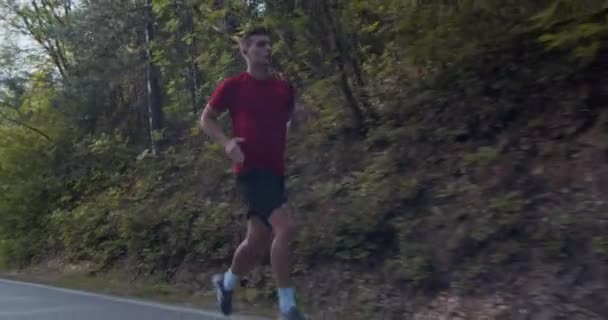 Bărbat Alergând Singur Pădure Timpul Zilei — Videoclip de stoc