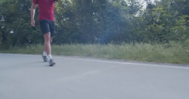 Человек Бежит Лесной Дороге Солнечный День Замедленная Съемка — стоковое видео