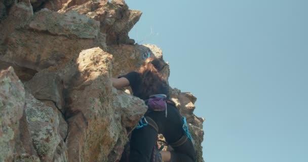 Menina Escalando Rochas Dia Ensolarado Montanha — Vídeo de Stock