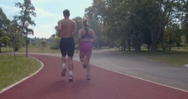 Giovane Coppia Corsa Jogging Strada Asfaltata Nel Parco — Video Stock
