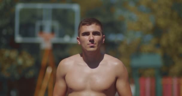 Veterán Basketbalista Skákání Otáčení Míč Před Hrou Pomalé — Stock video