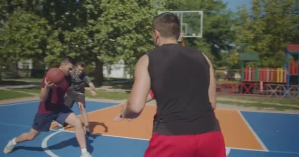 Congelar Movimiento Amigos Juegan Baloncesto Mientras Hacen Movimiento Congelación Cancha — Vídeos de Stock