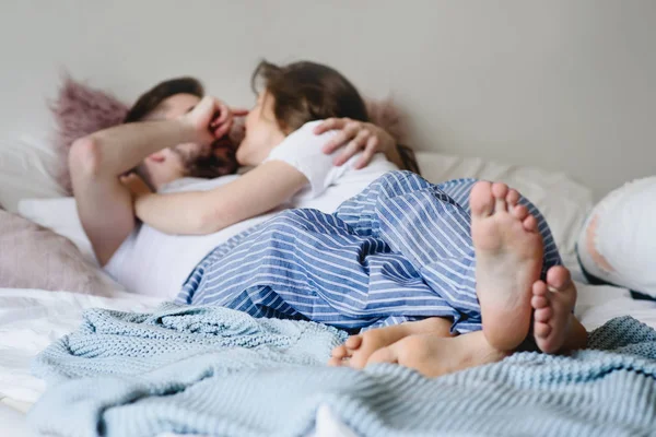 Casal Apaixonado Cama — Fotografia de Stock