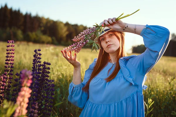 Fille Aux Cheveux Roux Dans Champ Fleurs Été — Photo