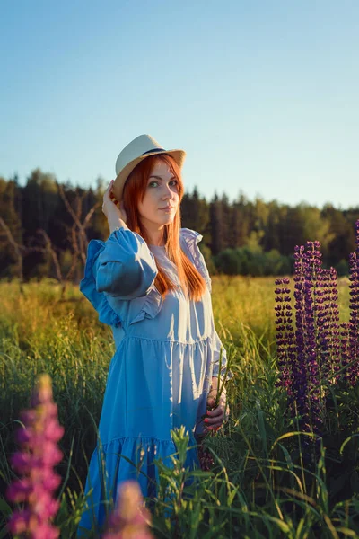 Fille Aux Cheveux Roux Dans Champ Fleurs Été — Photo