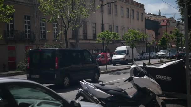 Lisboa - 29 de maio de 2018. O vídeo HD é uma rua estreita com carros estacionados. Uma antiga vista da cidade europeia — Vídeo de Stock