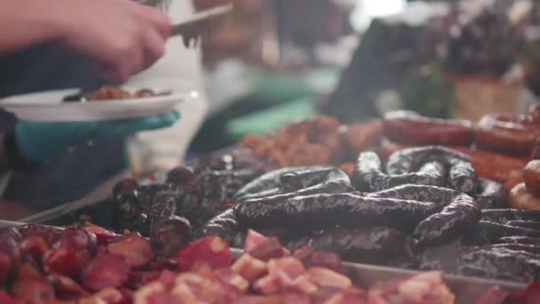 Las salchichas en rodajas se cocinan en el mercado de la barbacoa. 4K — Vídeos de Stock