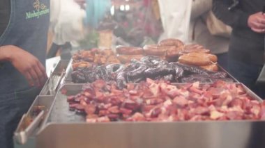 Dilimlenmiş sosis mangal piyasada pişirilir. 4k