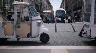 Lisbon, Nisan 2018, Praça da Figueira. Çekici sokak eski Lizbon bölgesinde.
