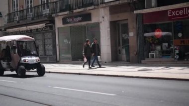 Lisbon, Nisan 2018, Praça da Figueira. Çekici sokak eski Lizbon bölgesinde.