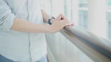 Yolcu ve yük arabası bulanıklık içinde havaalanında geçiyoruz. İnsanların Havaalanı'nda kalabalık.