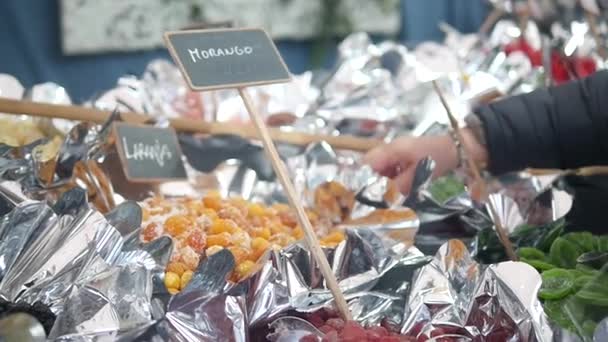Суміші сухі плоди на ринку ла-Бокерія в Барселоні — стокове відео