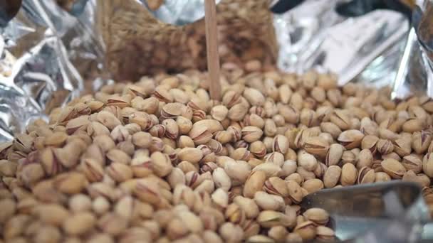 Mischung aus Trockenfrüchten auf dem Markt la boqueria in barcelona — Stockvideo