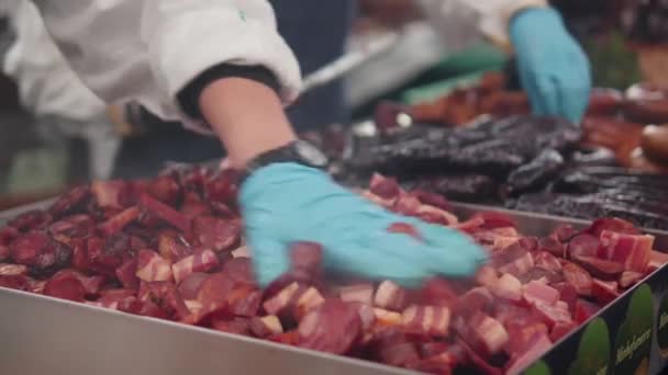 Salsichas fatiadas são cozidas no mercado de churrascos . — Vídeo de Stock